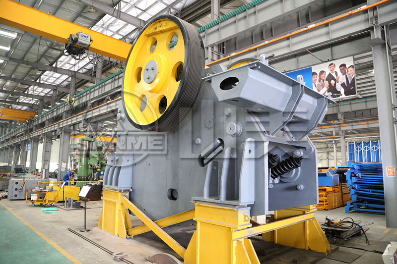 顎式破碎機工作中出現(xiàn)卡料、不下料是什么原因